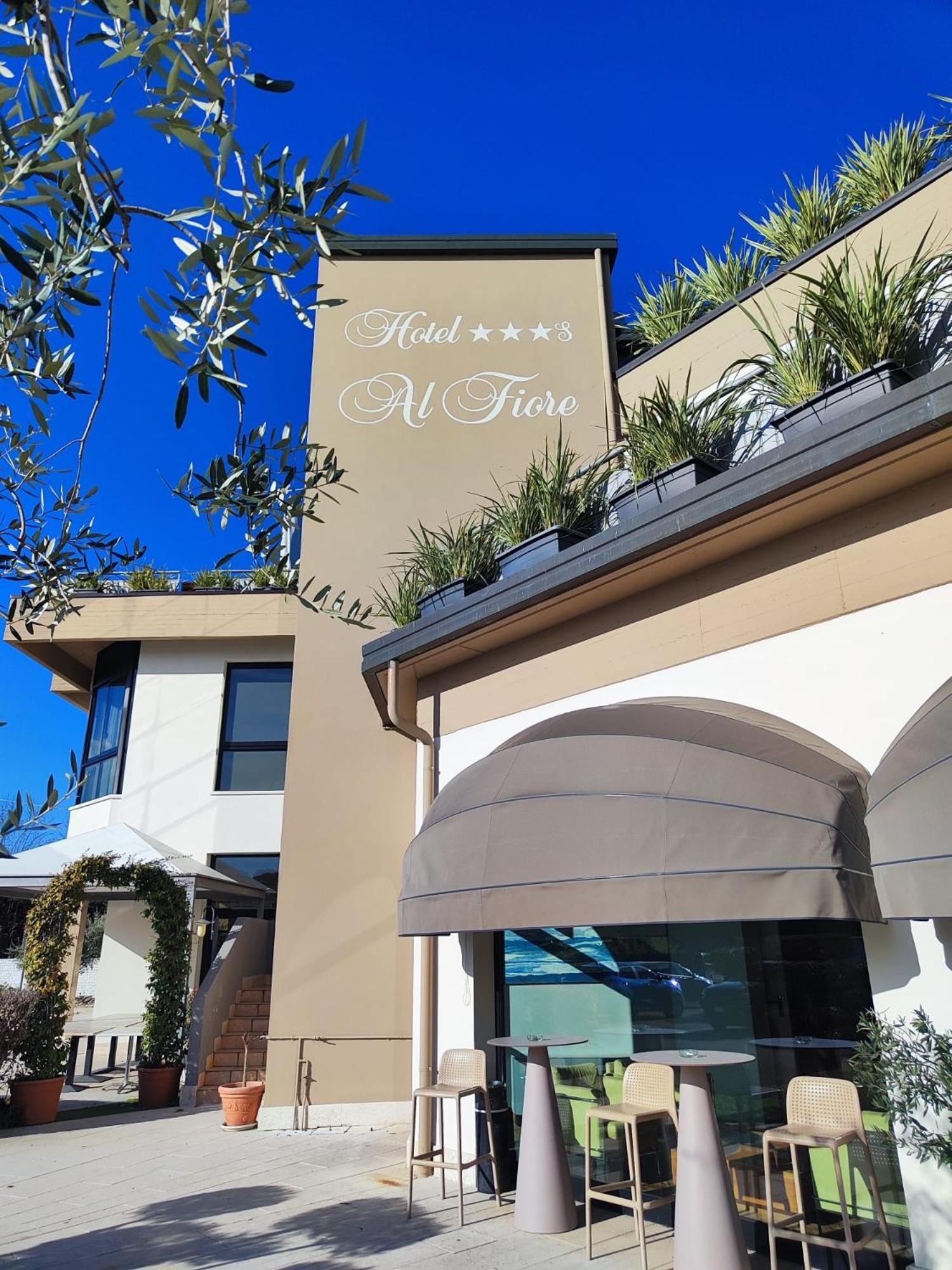 Hotel Ristorante Al Fiore 佩斯基耶拉德加达 外观 照片